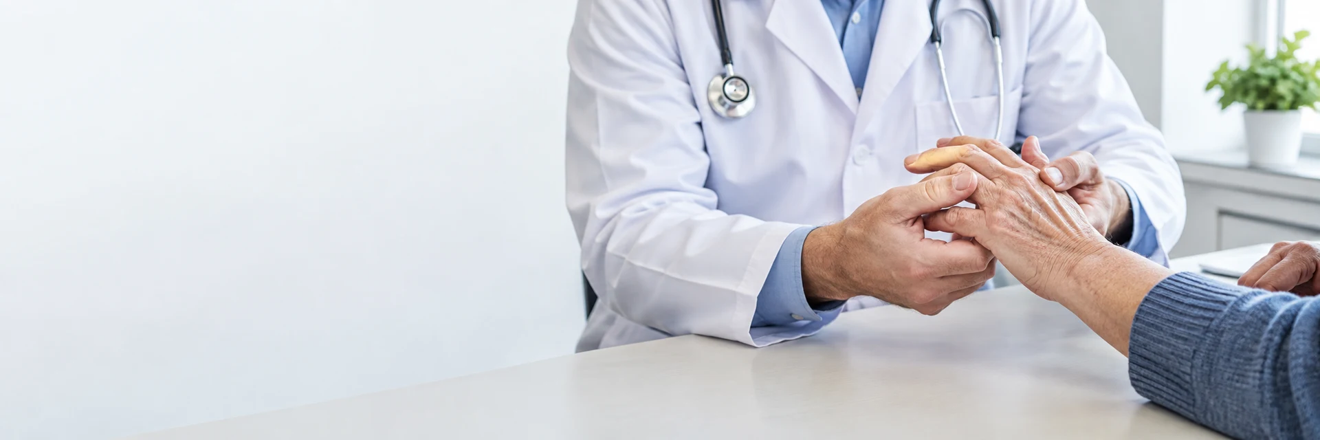 Avaliação das mãos e do punho durante uma consulta de reumatologia.